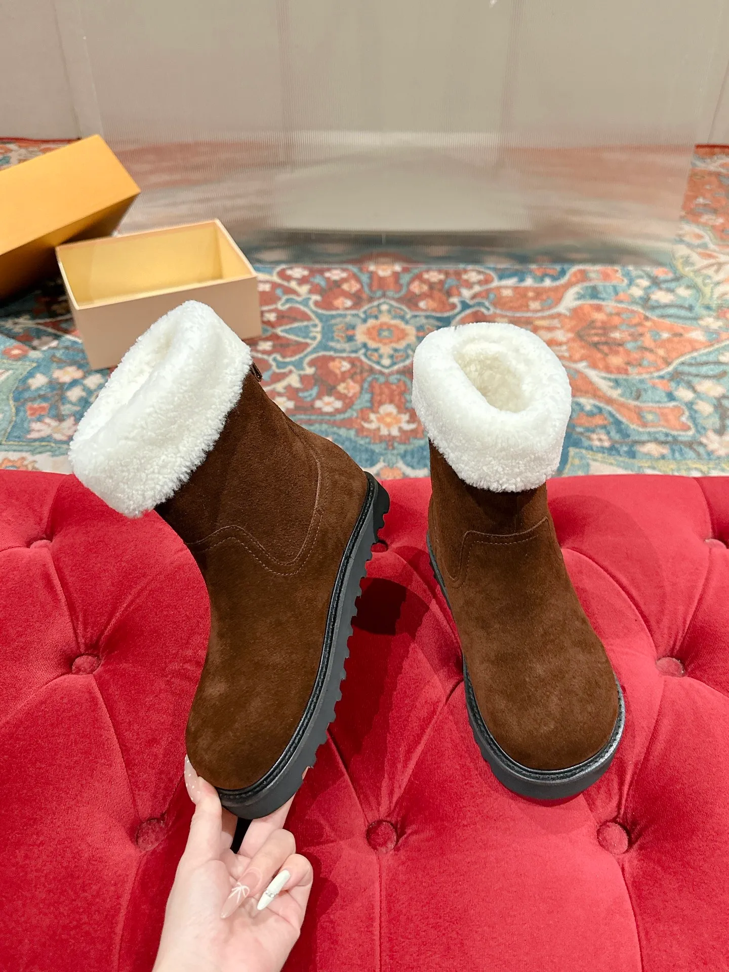 👟👟Ex-factory price 780👟👟 Louis Vuiton·Louis Vuitton 2025ss new LV Aspen Line series wool thick-soled Chelsea short boots fur boots snow boots Martin boots Original purchase, development and production This LV snow boots adopt the original lasting method. The materials are all original ones. Pay attention to the difference between the lower version and the molded rubber sole. The upper is decorated with three-dimensional carvings, which is full of high-end. The upper foot is really beautiful. ▪️Fabric: Cow suede/presbyopia leather ▪️Inner lining: original wool lining ▪️Outsole: original molded outsole ▪️Size: 35-40 (40 customized, non-returnable)